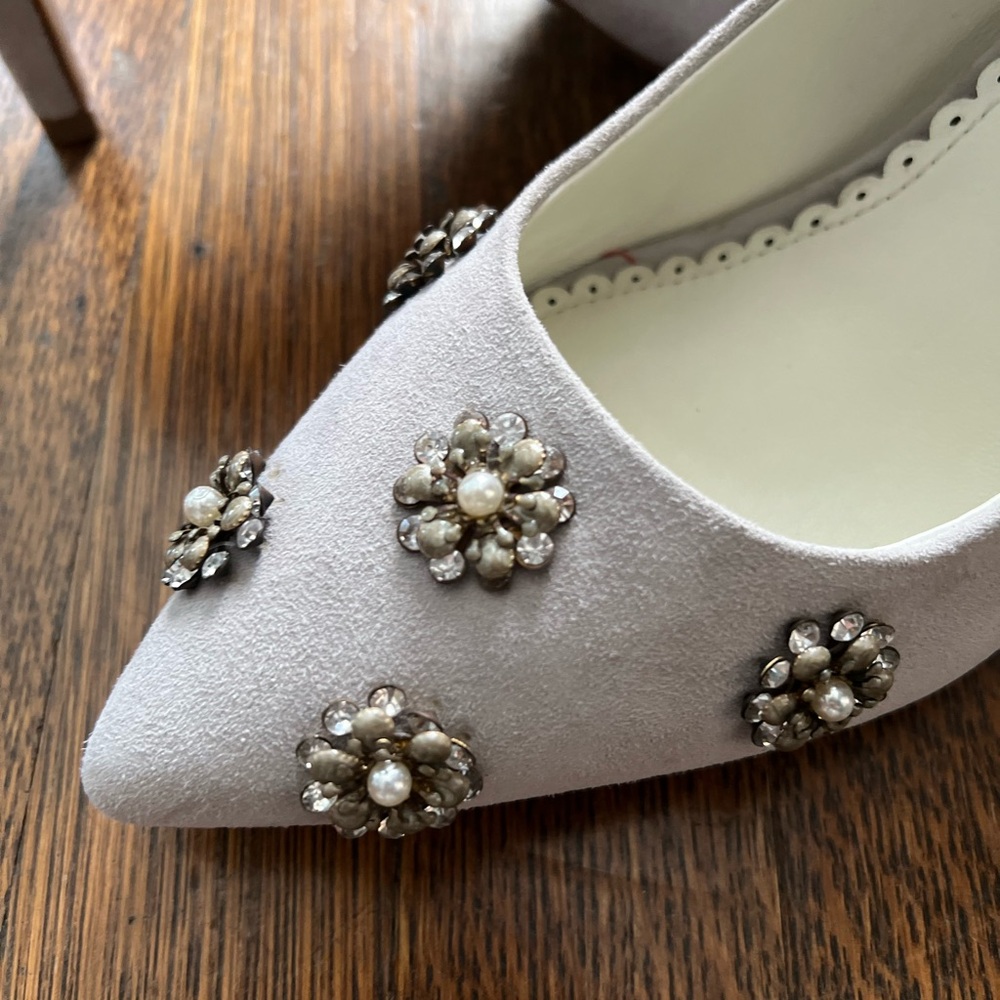 1901 Women’s suede pumps with rhinestones.